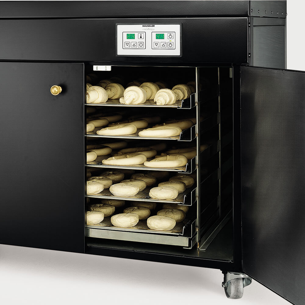 Labomat Labomat Detailansicht: offener Schrank für Backbleche mit Teiglingen