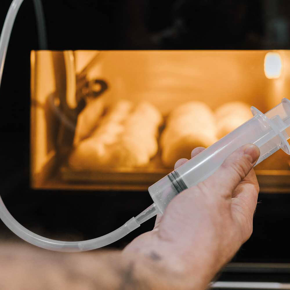 Der Häusslre Ofenbedampfer in Anwendung am Elektro-Steinbackofen Mono. Im Ofen sind Brötchen