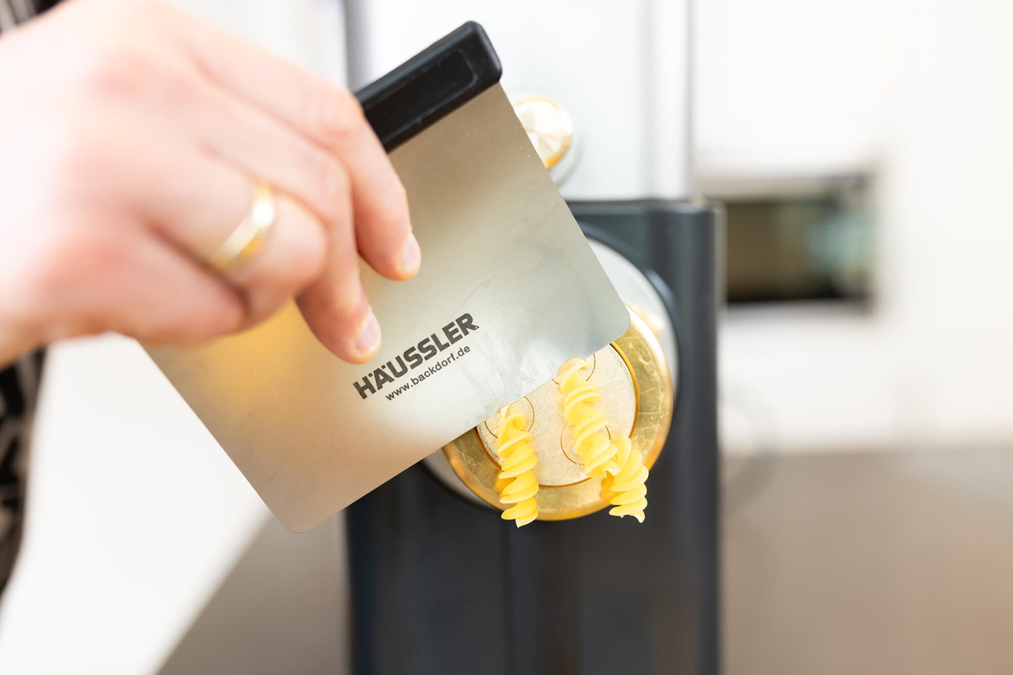 Nudelmaschine presst Nudeln