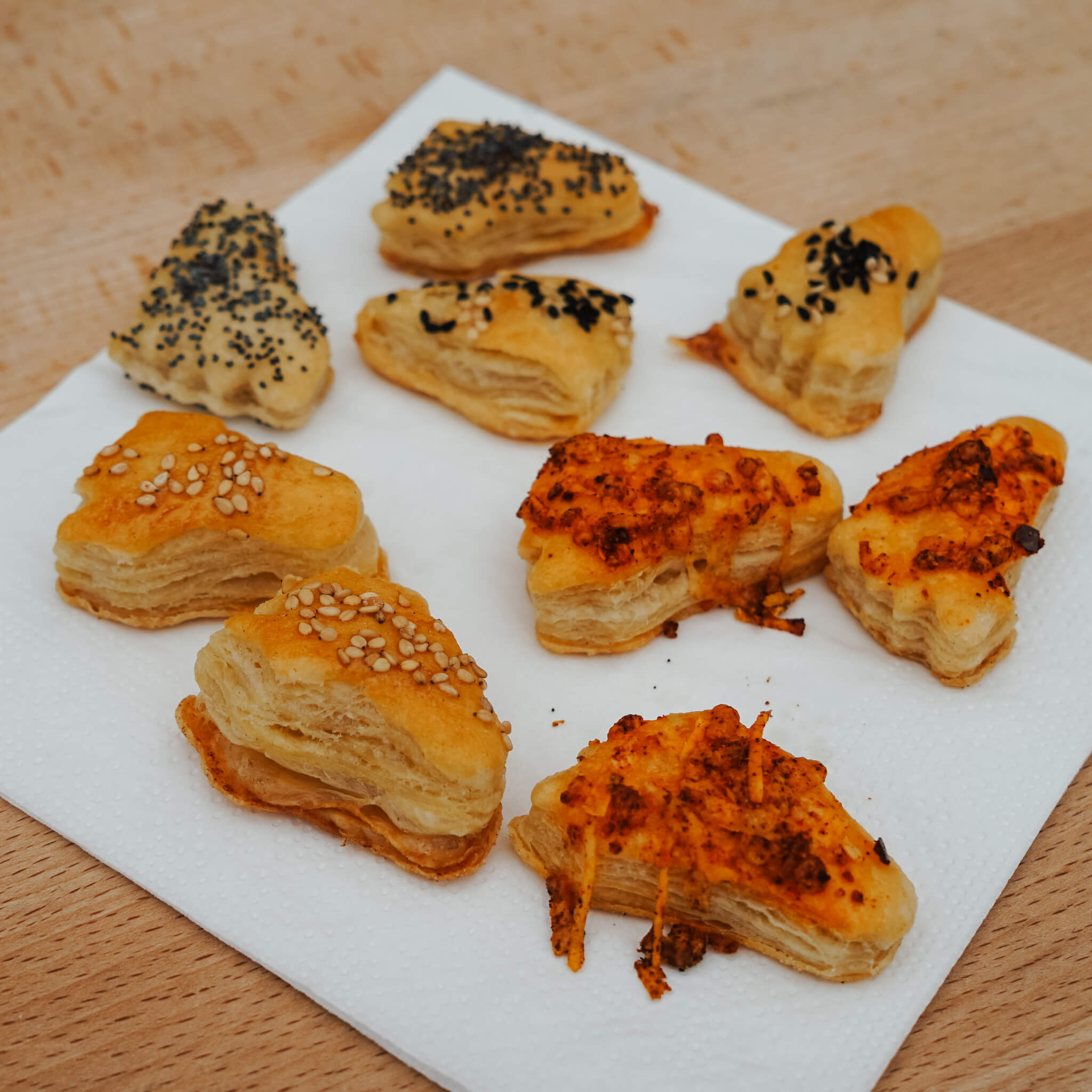 Rezept für Käsefüße leckere Käsefüße mit verschiedenen Toppings wie Mohn, schwarzer Sesam, Käse oder Paprikapulver