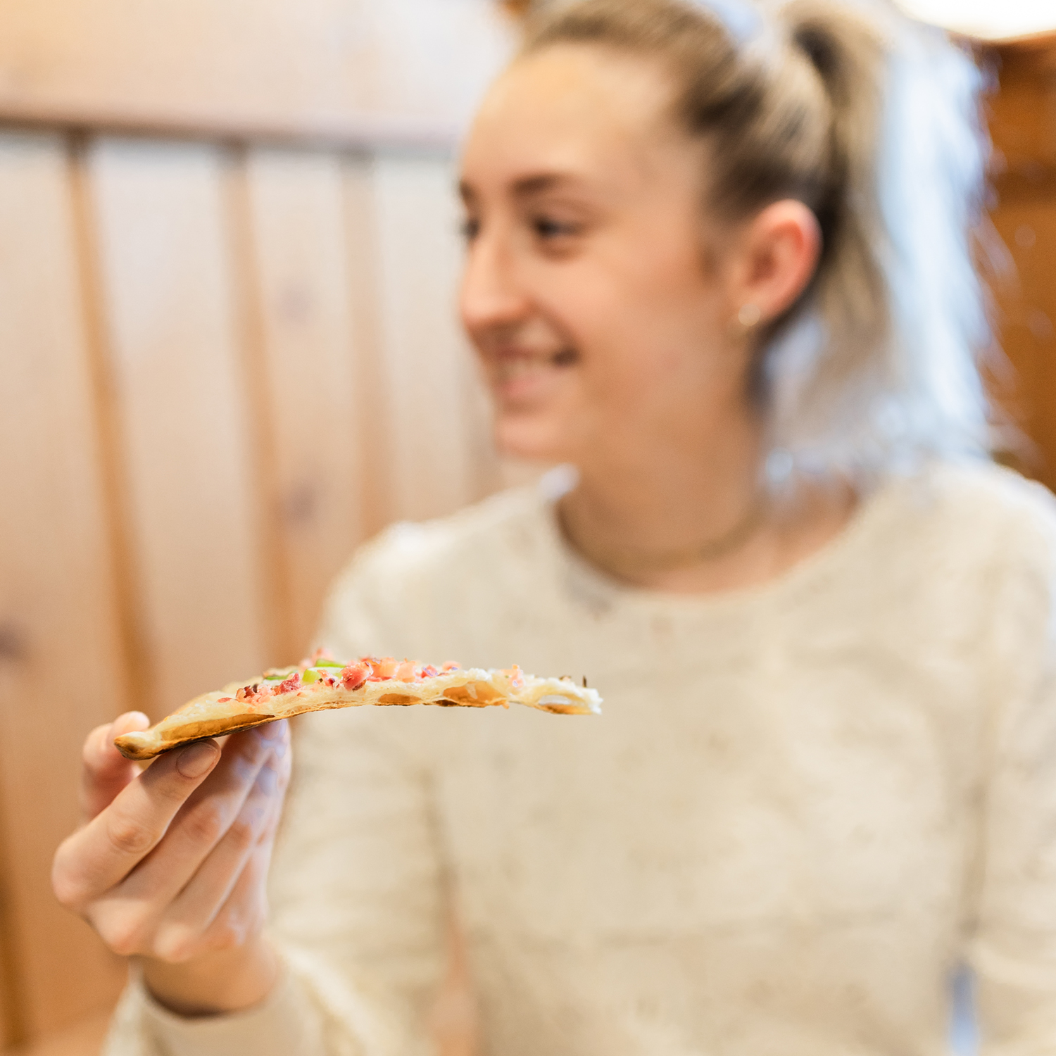 Glücklicher Kunde mit frisch gebackenem Flammkuchen