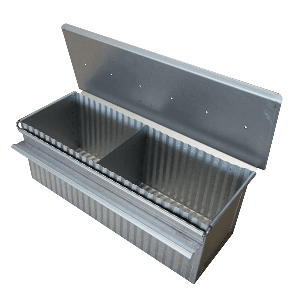 Große Toastbrotform Große Toastbrotform in seitlicher Ansicht aus aluminiertem Stahl ohne Hintergrund. Der Deckel ist geöffnet. Die Abtrennung innerhalb der Form ist ersichtlich.