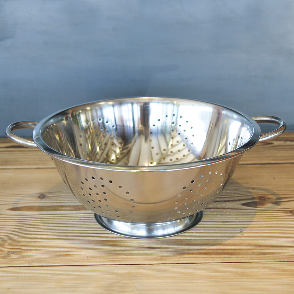 Edelstahlsieb mit zwei Griffen.