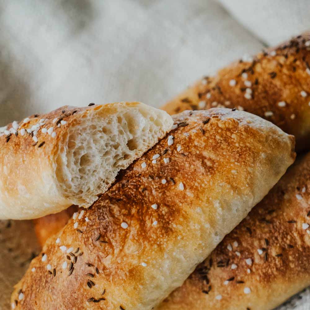 frische Seelen mit Salz und Kümmel auf einem hellen Tuch