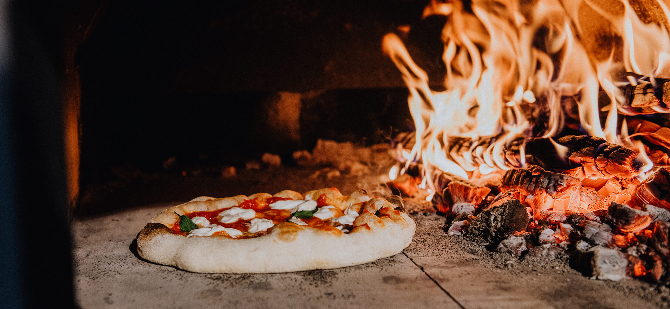 Pizza im Holzbackofen Pizza im Holzbackofen