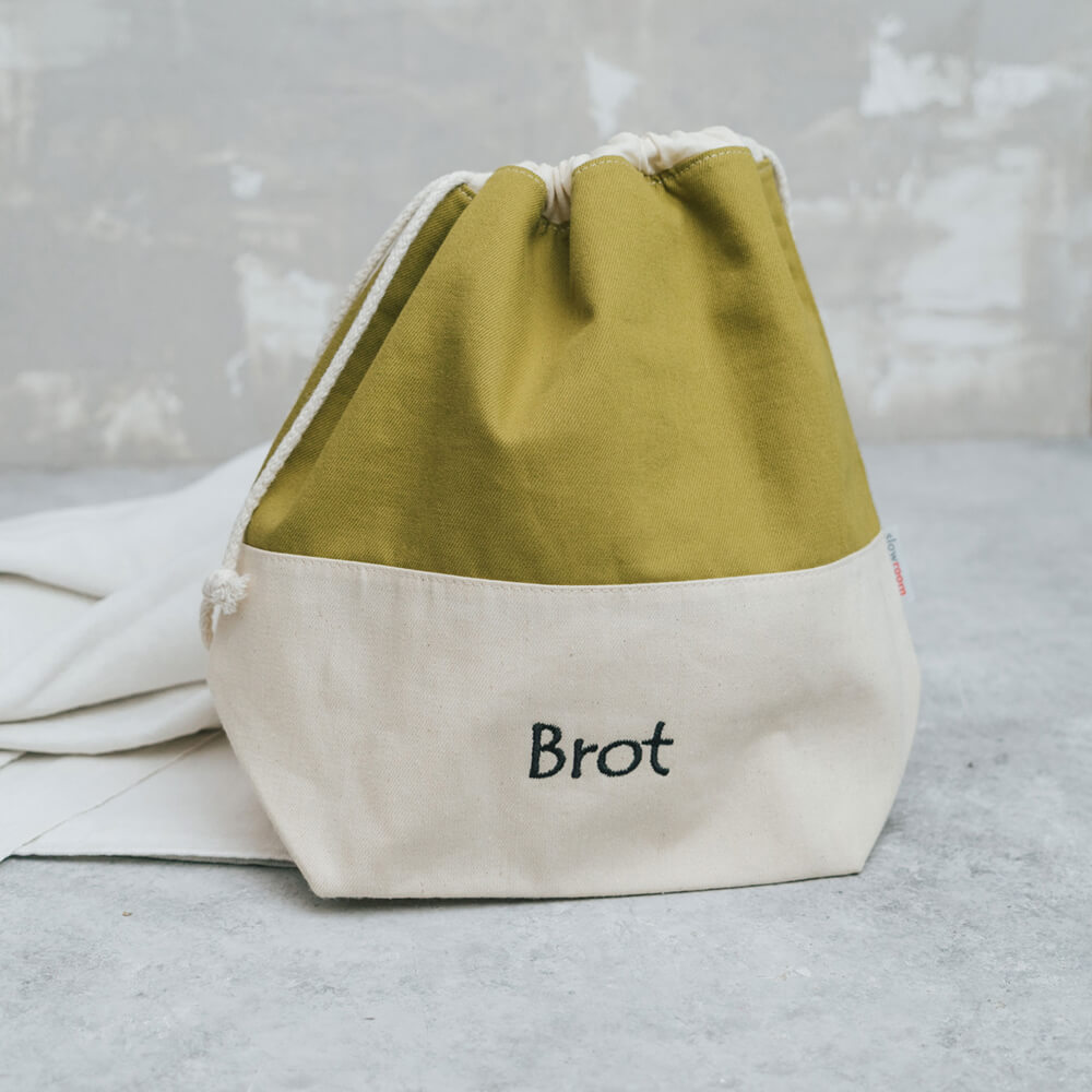 Geschlossene, grüne Brottasche mit Gebäck 