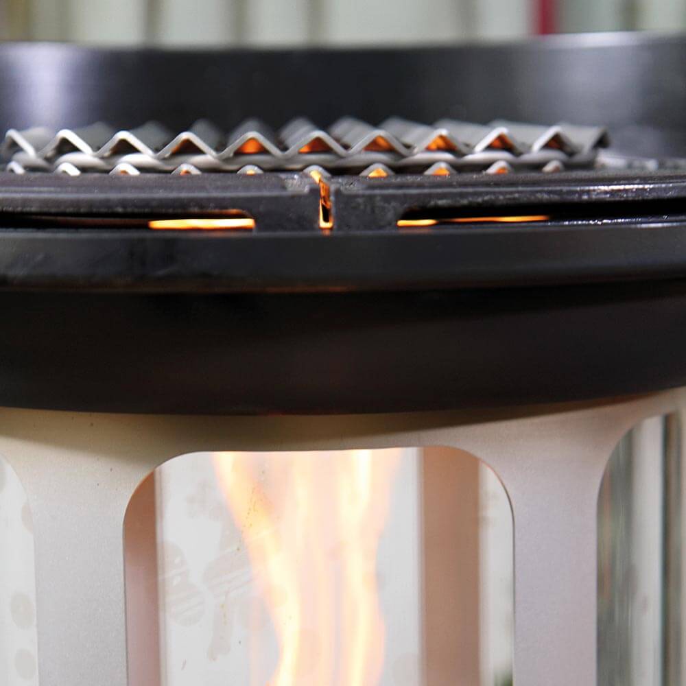 Grillaufsatz Grillaufsatz in der seitlichen Darstellung, wenn das Feuer brennt.