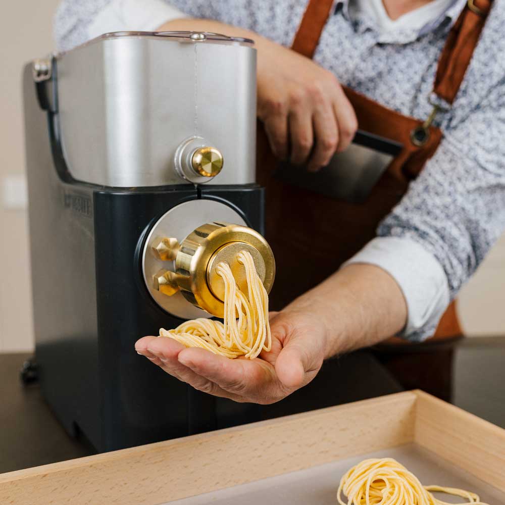 Nudelmaschine mit frische Nudeln