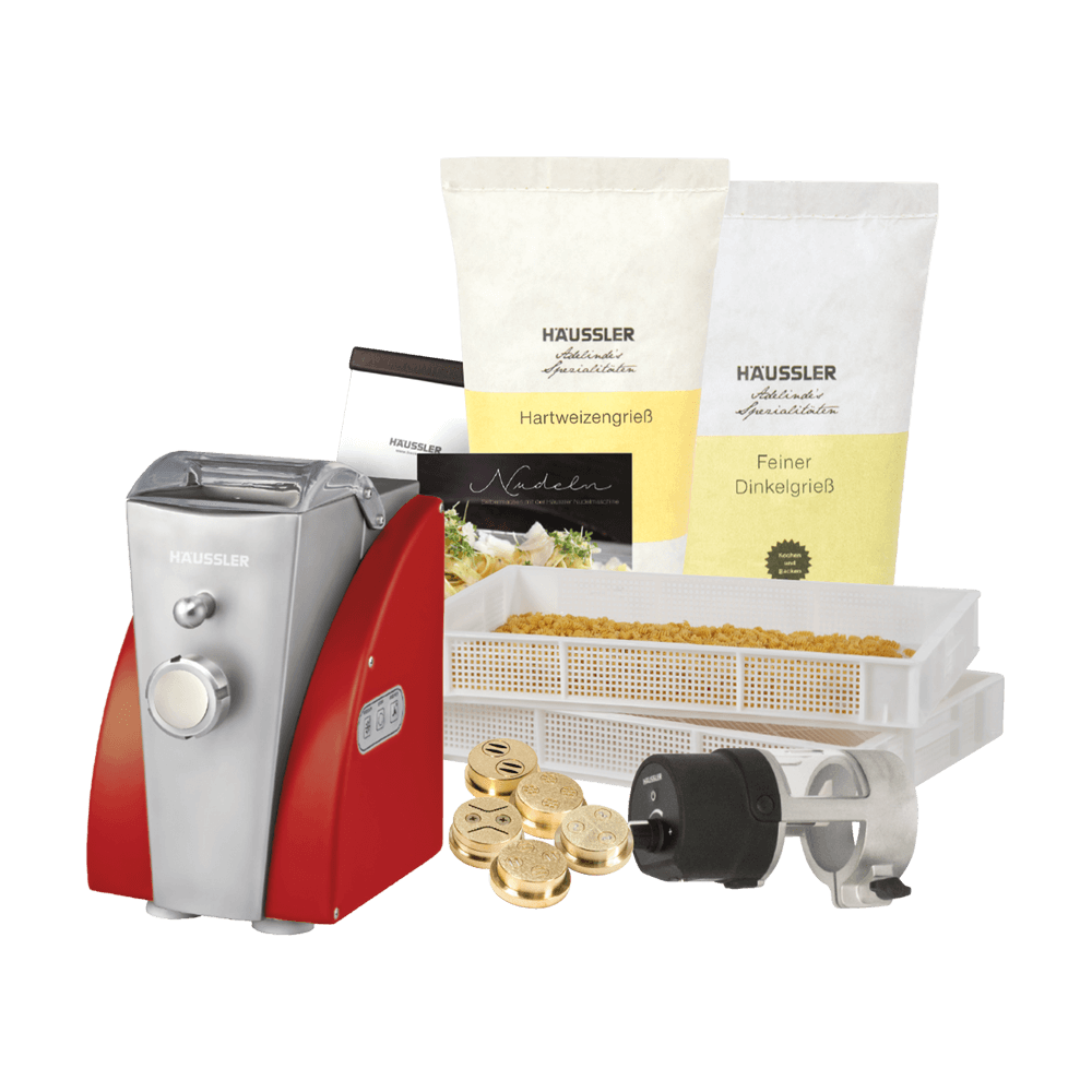 Comfortpaket Luna Verkehrsrot Nudel Comfortpaket mit Nudelmaschine, Nudelhorden, Hartweizegrieß, Matrizen, Buch und Teigabstecher ohne Hintergrund.