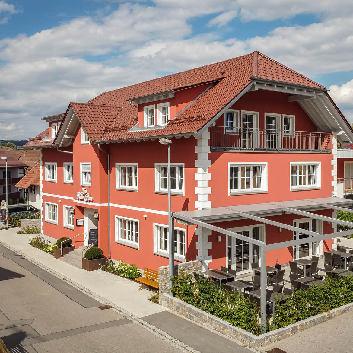 Zum Roten Haus Zum Roten Haus ist eine Übernachtungsmöglichkeit für das Backdorf