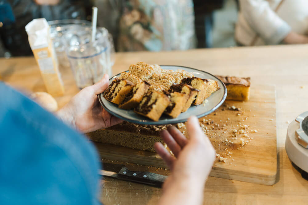 Teller mit verschiedene Kuchenstückchen 
