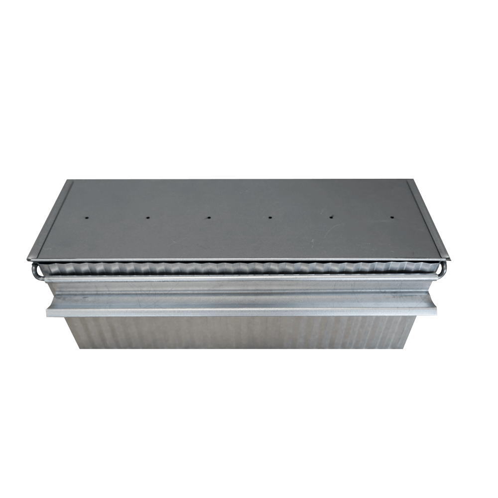 Große Toastbrotform Große Toastbrotform aus aluminiertem Stahl mit geschlossenem Deckel ohne Hintergrund. Die Form ist frontal aus einer leicht erhöhten Perspektive dargestellt.