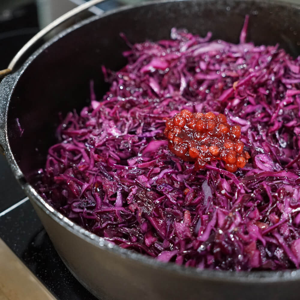 Rezept für Blaukraut Blaukraut in einem Schmortopf mit Preiselbeeren garniert