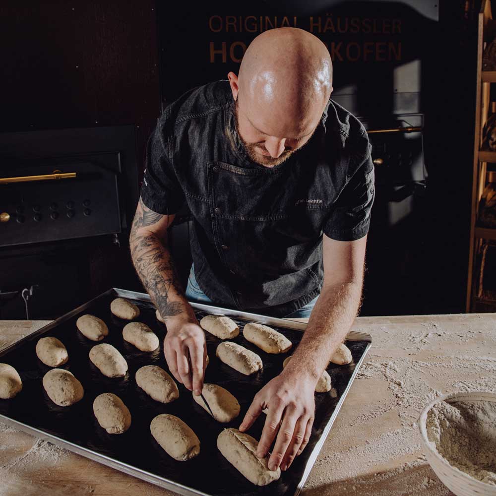 Einfaches Backen auf der Backfolie ohne ankleben Gebäck auf der Backfolie für den Backvorgnag vorbereiten