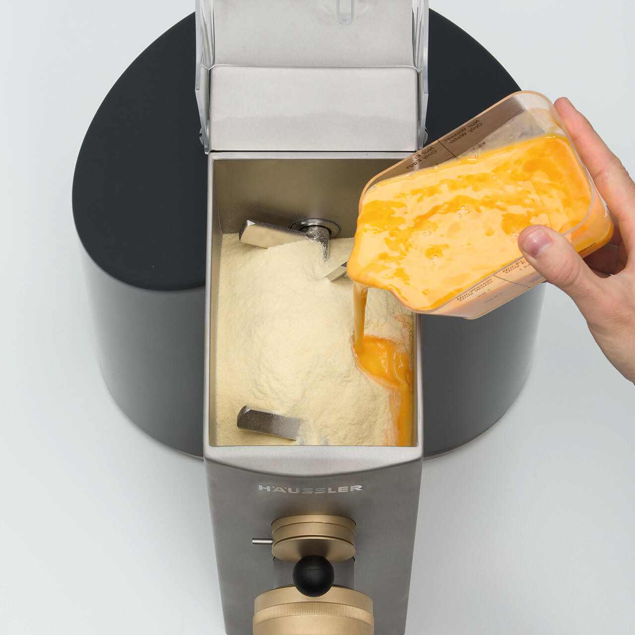 Eimasse wird eingefüllt In Nudelmaschine wird Eimasse hinzugegeben