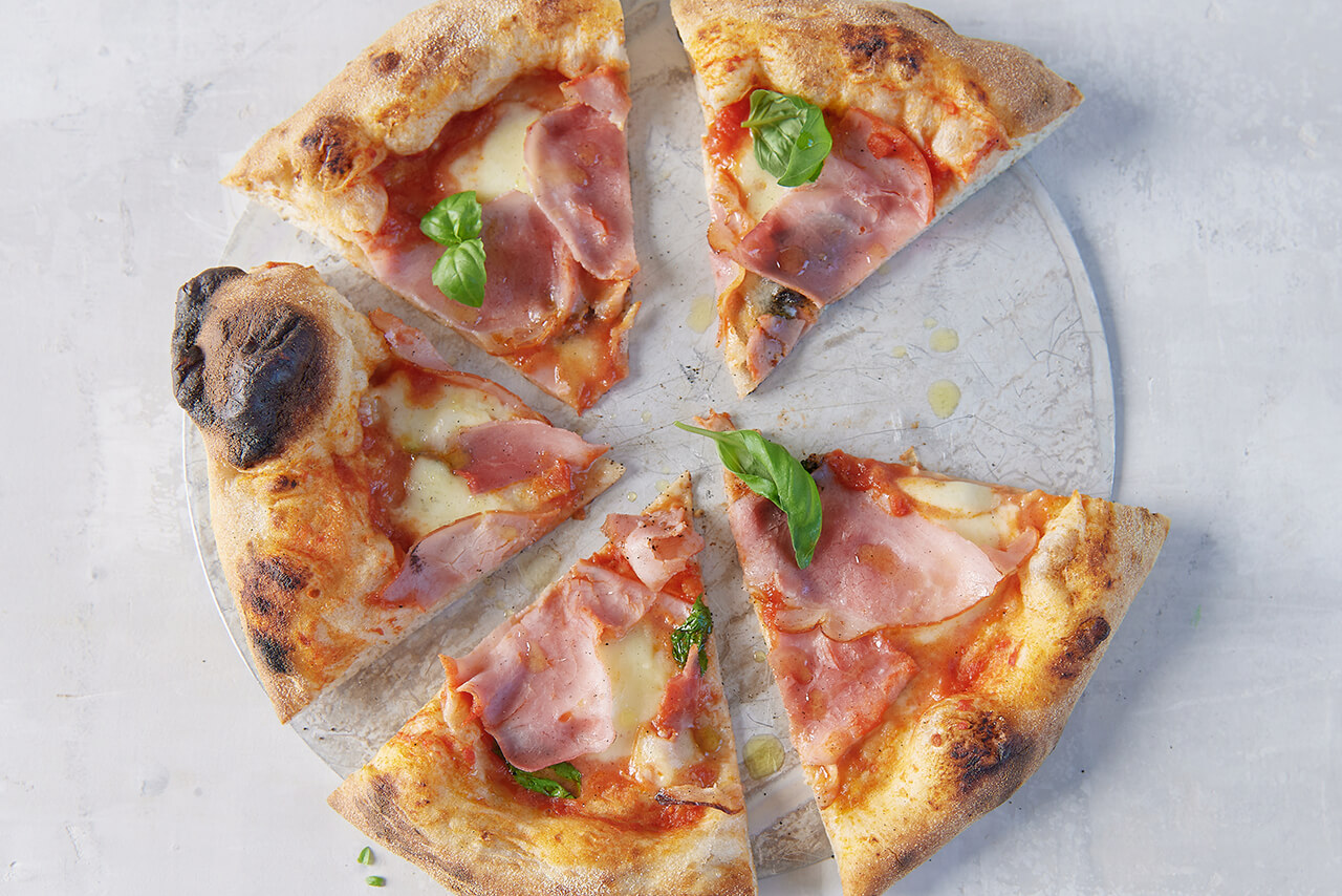 frische Pizza aufgeschnittene Pizza