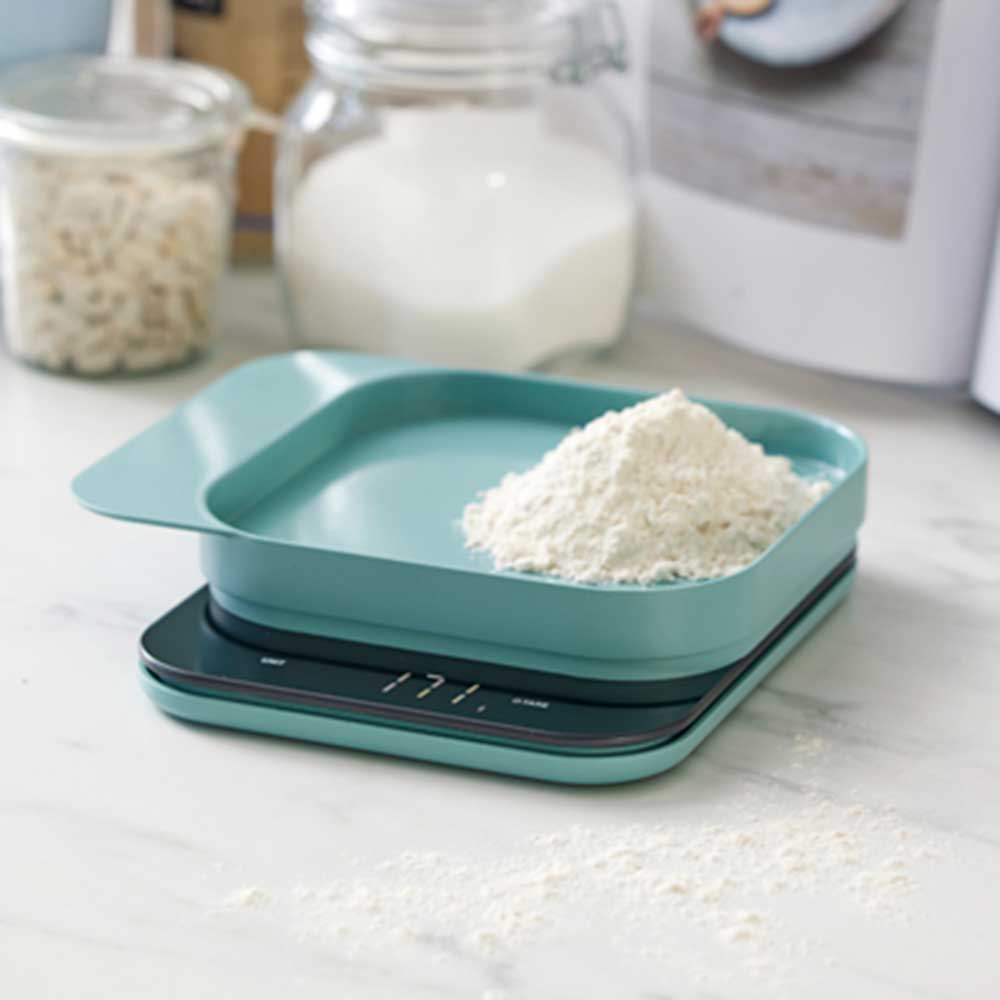 Digitale Küchenwaage mit Schale – Präzisionswaage 1 g–10 kg Mehl wird in der Schale abgewogen