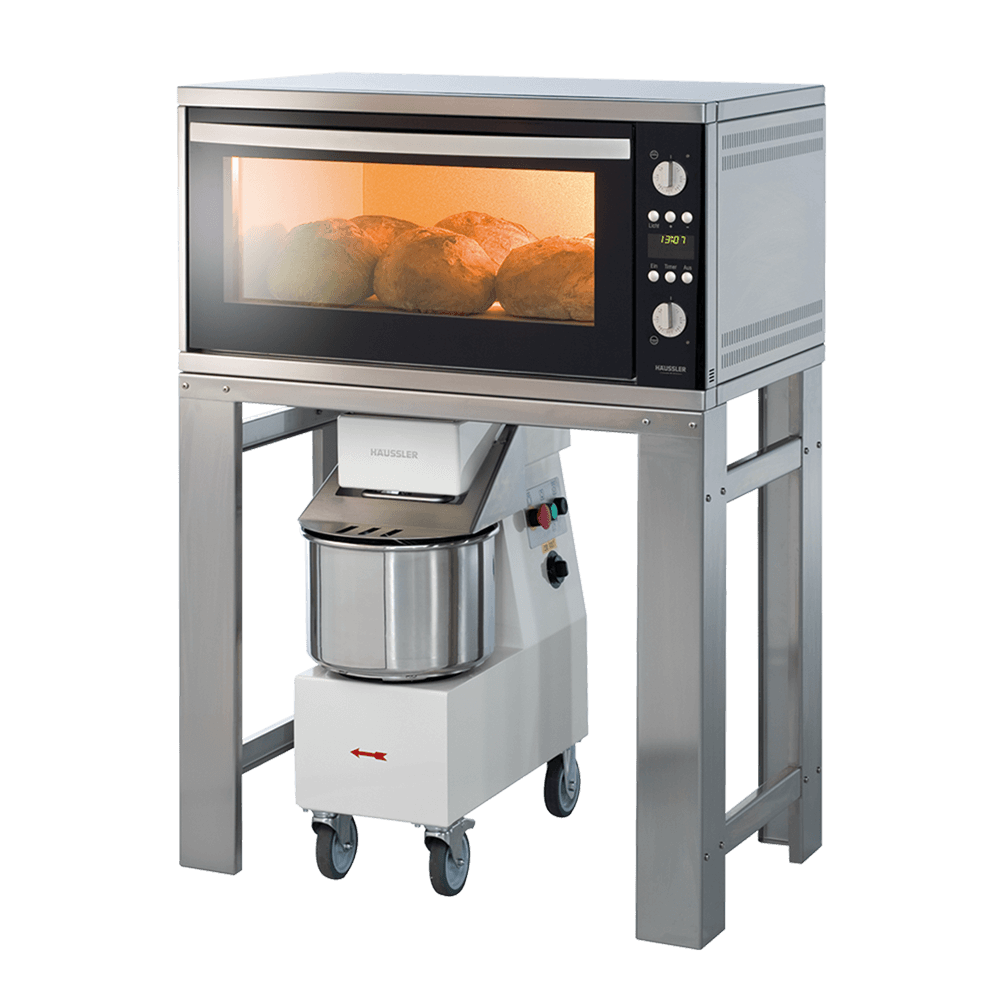 Ofen mit Untergestelle Das Bild zeigt einen geschlossenen Steinbackofen der Marke "Häussler" auf einem stabilen Metalluntergestell. Durch ein kleines Sichtfenster in der Ofentür kann man einen Blick auf das Innere werfen, wo Brot gebacken wird.