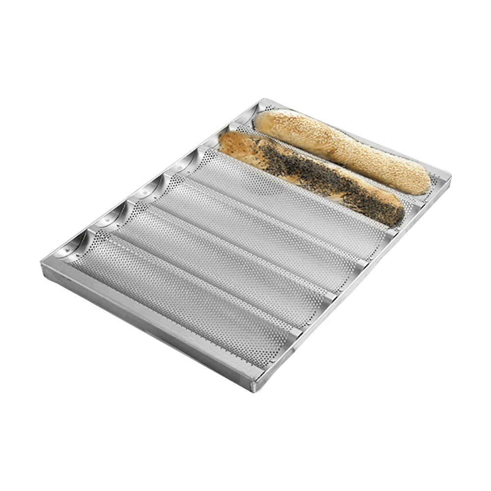 perforiertes Blech mit 6 Mulden. In den ersten beiden Mulde von rechts isind 2 gebackene Stangenbrote mit Saaten bestreut, zu sehen.