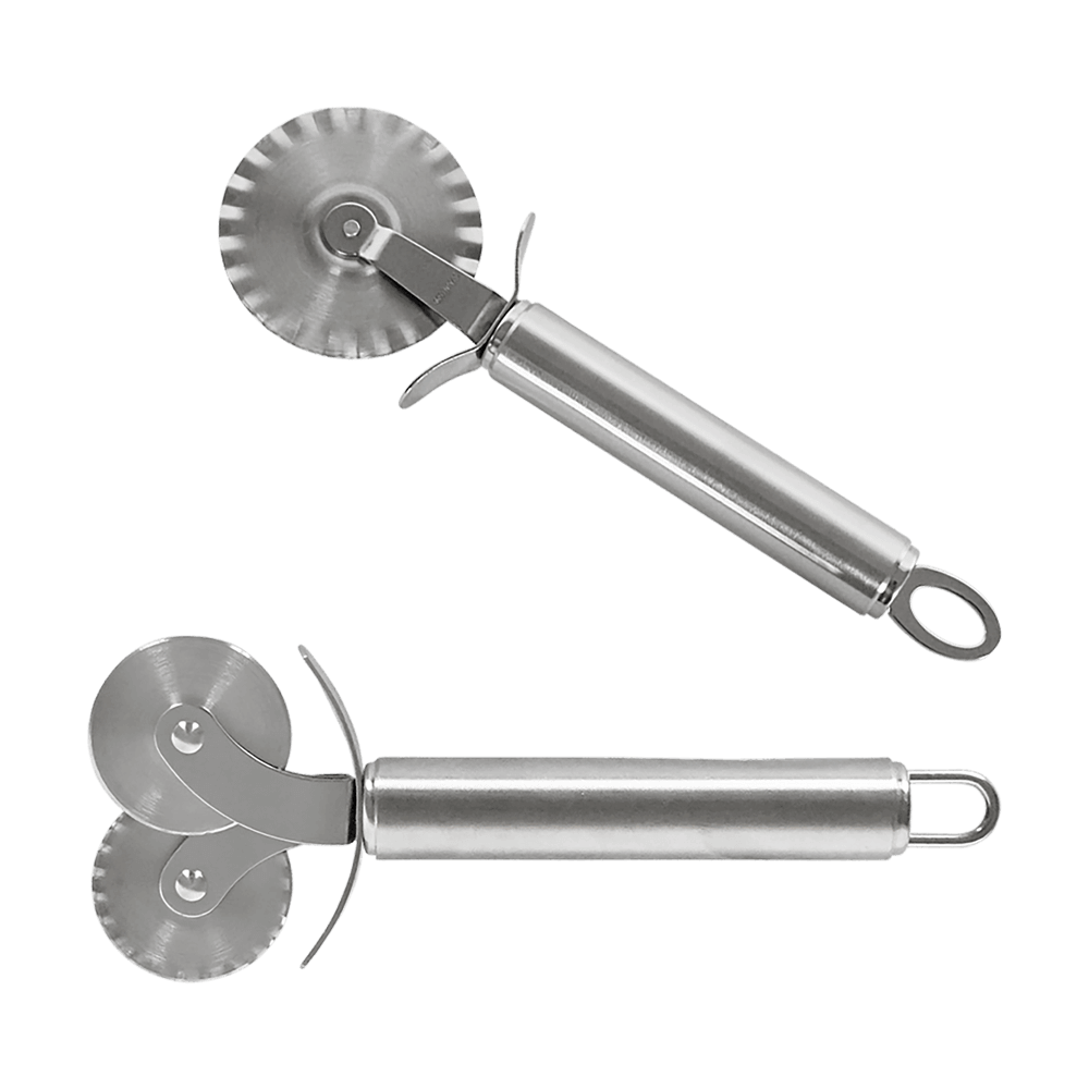 Teigrädchen Zwei Teigrädchen. Eines davon mit zwei Klingen, eine davon welllig. Das zweite Teigrädchen hat eine wellige Klinge, ohne Hintergrund.