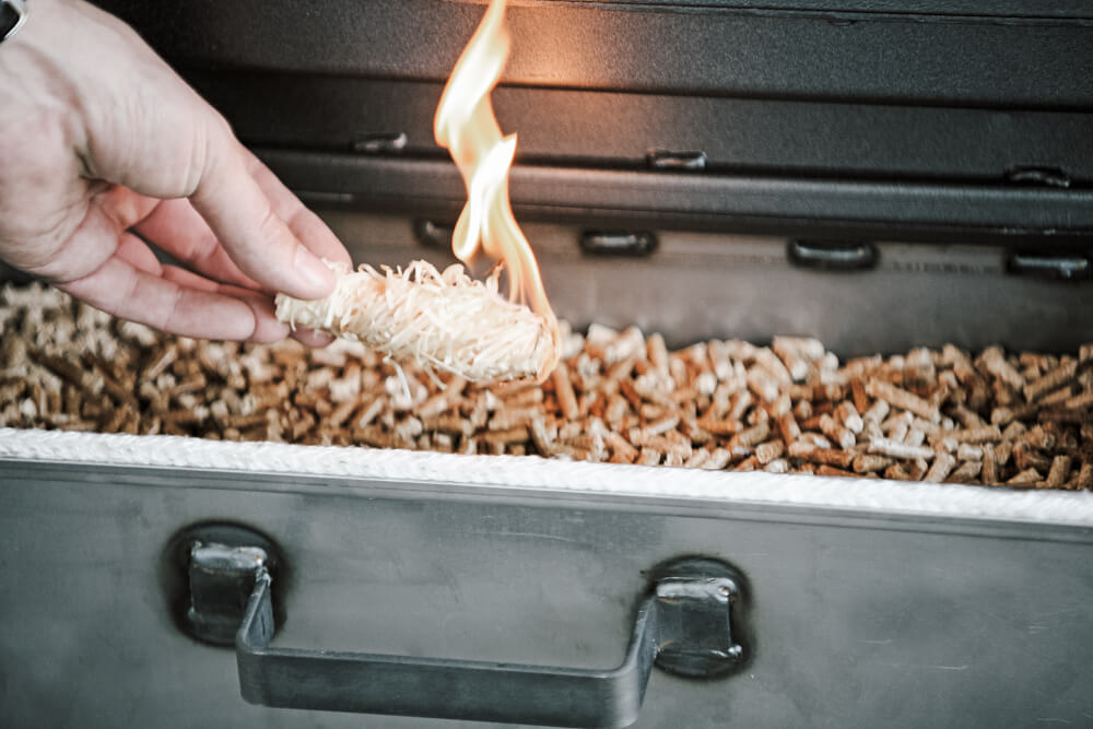 Raucharme Pelletbefeuerung Pelletbefeuerung eines Holzbackofens