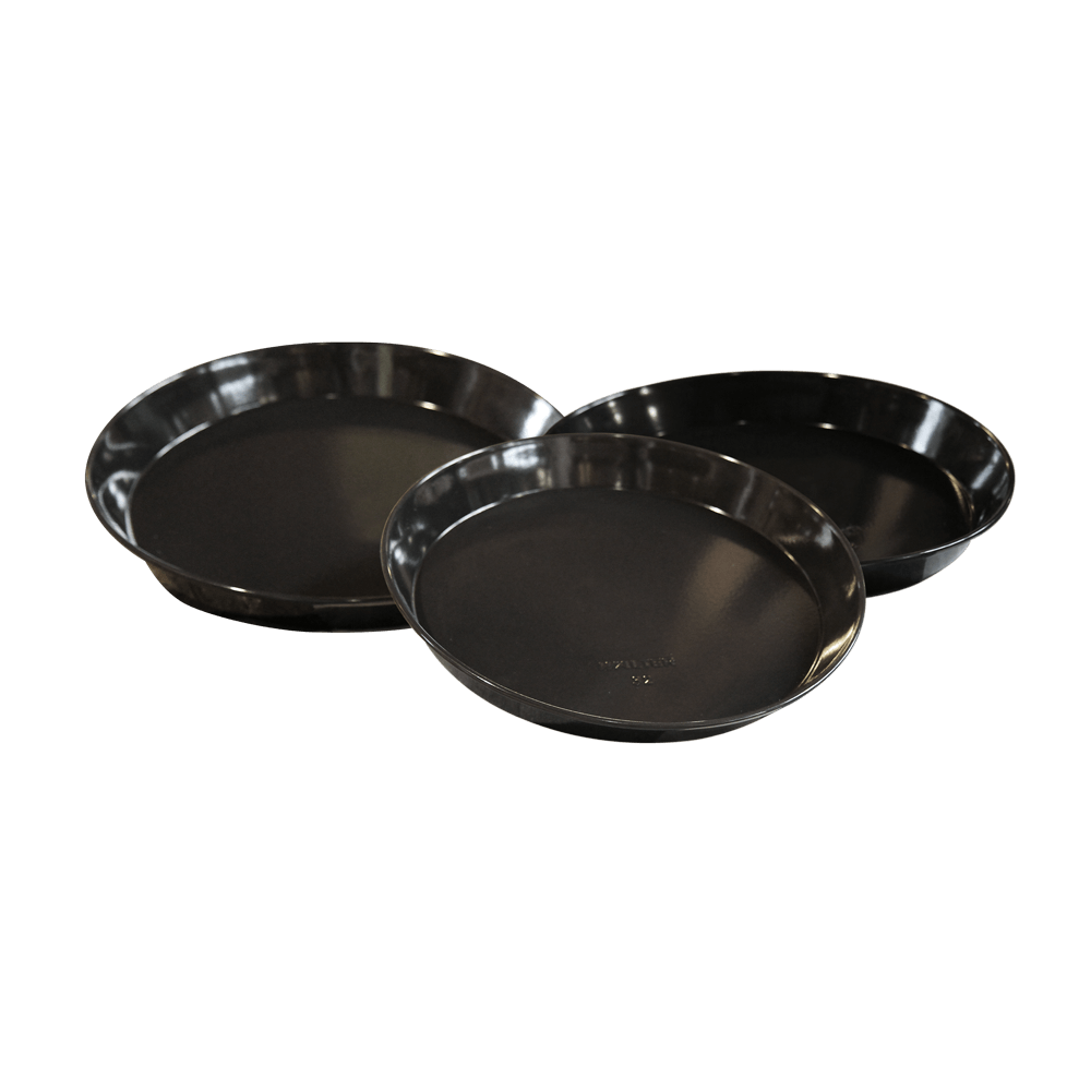 Drei schwarze Kuchen- und Pizzarundformen mit Quarz-Emaille-Beschichtung in verschiedenen Größen ohne Hintergrund.