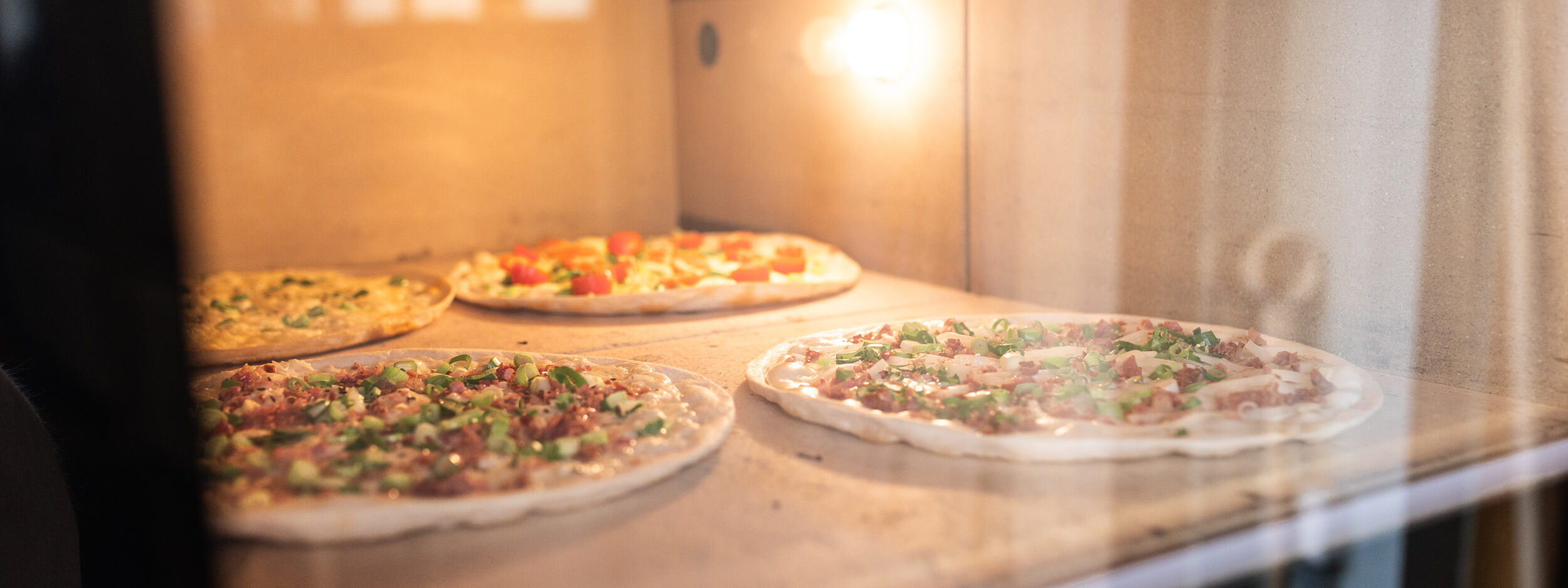 Vier Flammkuchen im Steinbackofen