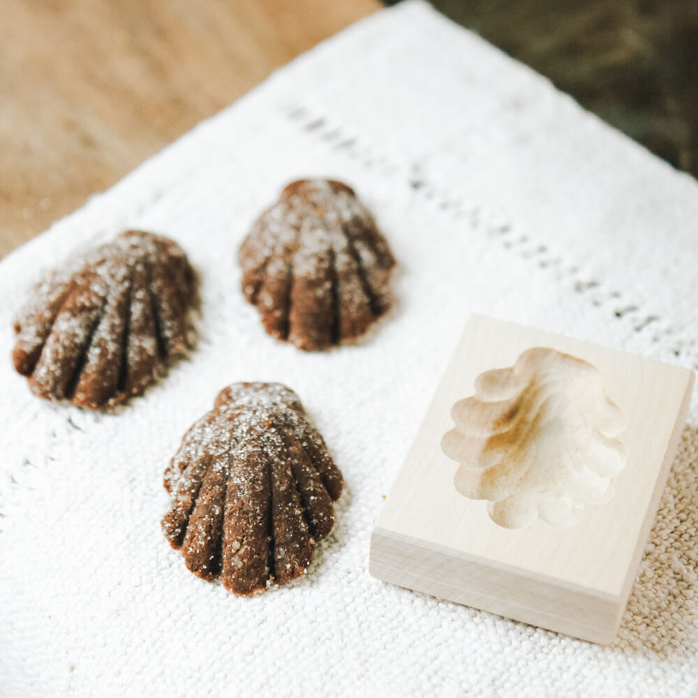 Schoko-Bärentatzen mit Zucker umhüllt auf einem weißen Tuch zusammen mit der Bärentatzenform