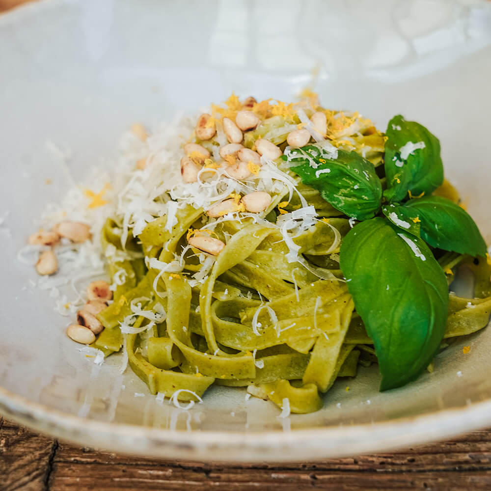 Rezept Pasta Verde mit Zitronen-Parmesan Sauce Herrliche grüne Bandnudeln mit Parmesan und Pinienkernen und geschmückt mit Basilikum