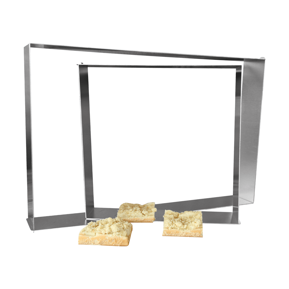 Backrahmen (2-teilig) 2 unterschiedliche Größen von Edelstahlbackrahmen und drei Stück Streuselkuchen ohne Hintergrund abgebildet