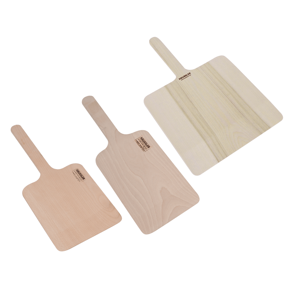 Hochwertiger Backschieber aus einem Stück Holz Drei verschiedene Backschieber ohne Hintergrund