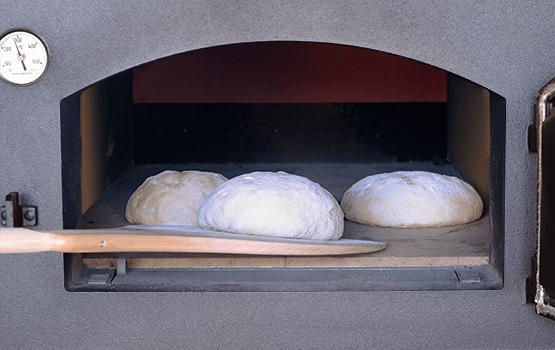 HABO-Pellet - Schritt 4: Brot in den Holzbackofen einschießen