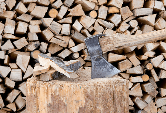 Zum Aufheizen des Holzbackofens eignen sich alle unbehandelten Hölzer.