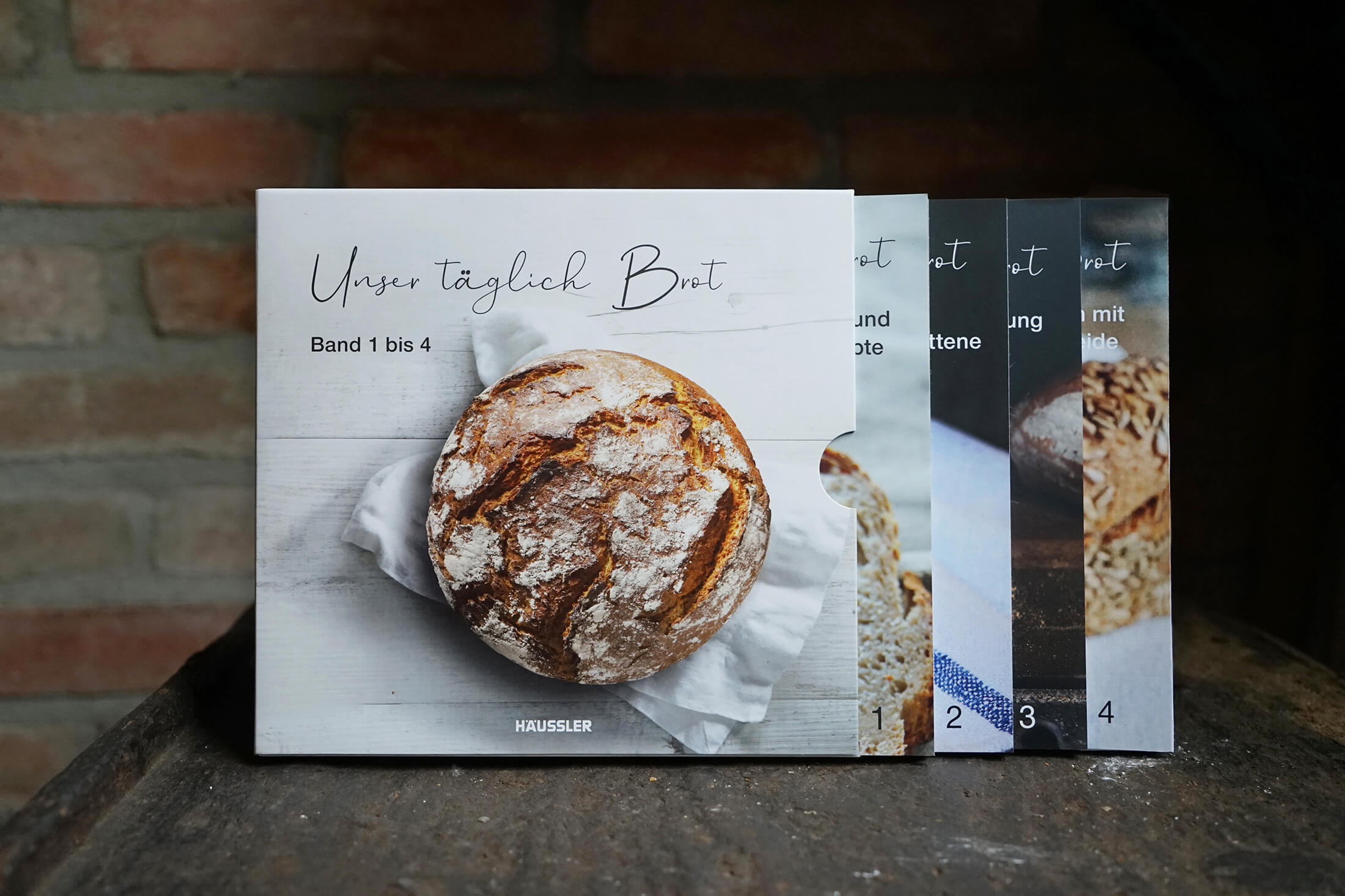 Unser täglich Brot von Häussler Backdorf: Band 1 bis 4 im Buchschuber