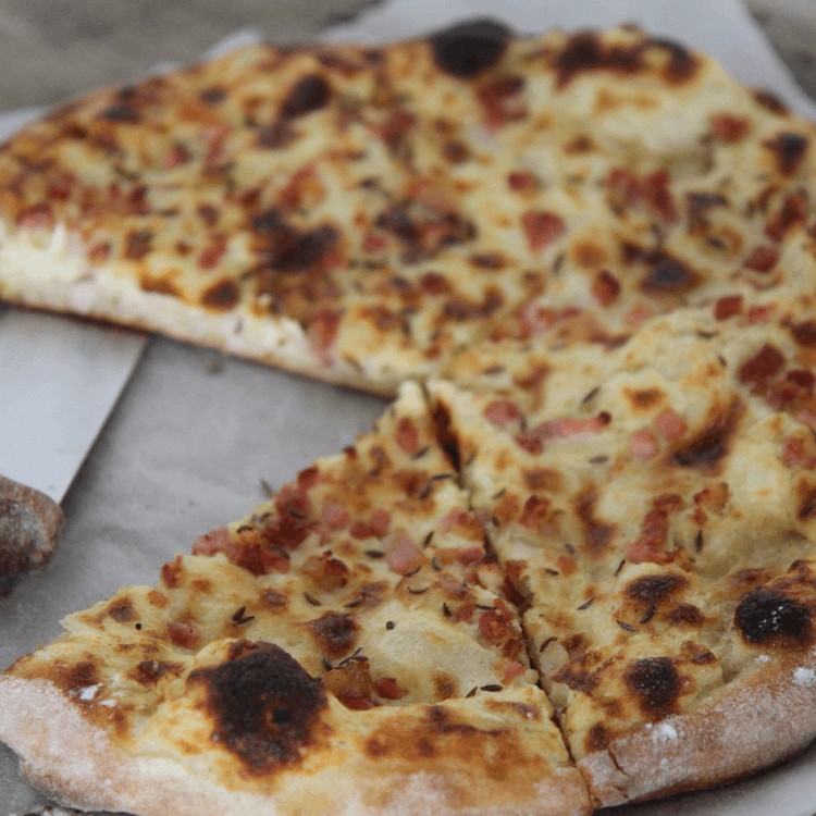 Dinnete herzhaft - mit Zwiebeln und Speck 