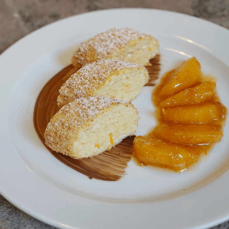 Topfenknödel mit Orangenkompott 