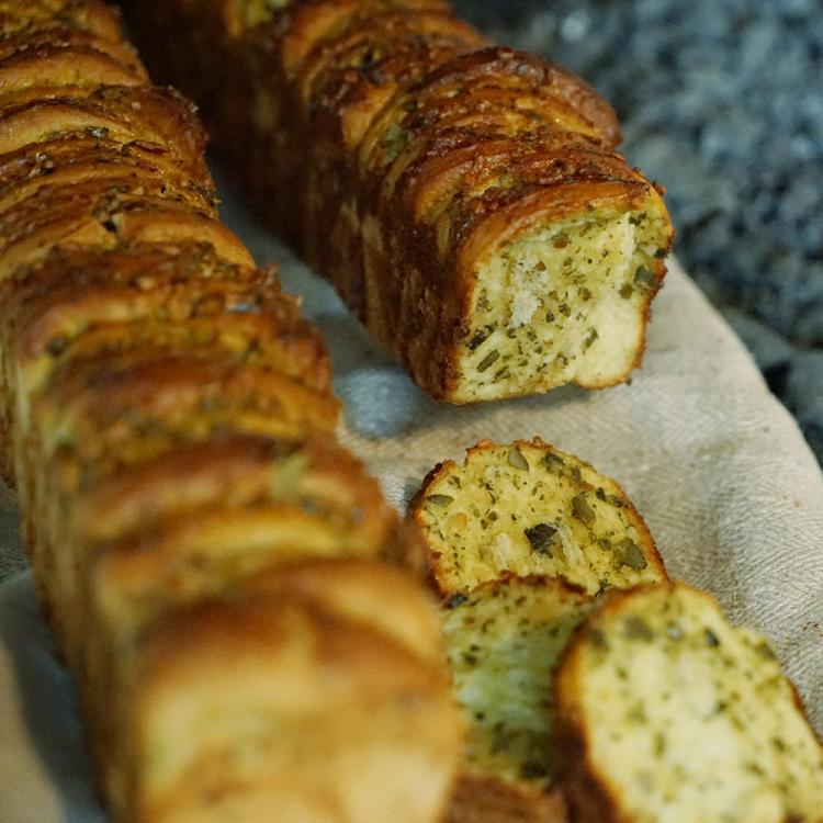 Süßes Zupfbrot mit Kürbiskernfüllung 